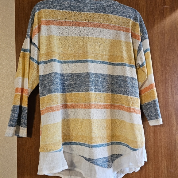 Fun spring top - Picture 3 of 3